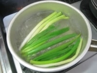 鍋に5カップの水を入れて沸騰させます。沸騰した湯に塩小さじ1（分量外）を加え、先に根に近い白い部分を2分程度茹でます。次に葉に近い緑の部分を入れ、さらに1分茹でます。<br />