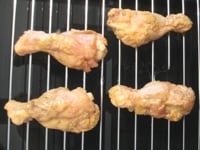 鶏肉を魚焼きグリルに並べ、中火で5分焼き、ひっくり返して5分焼く。<br />