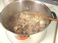 3の鍋に鶏レバーを戻し、オールスパイス、みじん切りの生姜、塩、コショウを加えます。<br />