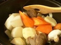 玉ねぎがしんなりしたら、その他の野菜を入れて炒める。全体に油が回ったところでローリエと水を加え、ぴったり蓋をして煮る。<br />
<br />
<br />