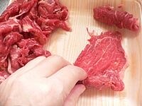 肉を広げて塩コショウする。細かい肉を芯にしてクルクル巻く。<br />