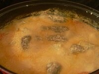 顆粒スープ、塩、コショウ、トマトケチャップ、ウスターソースを加えて味をととのえ、おろしニンニクを加えて風味をつける。<br />