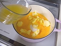 ホーロー鍋またはステンレス鍋に、グラニュー糖、細かく切り分けたバター、溶きほぐしてザルで濾した卵液、レモン汁を加えます。アルミ鍋は酸に弱いので、使わないようにしましょう。<br />
<br />
&nbsp;