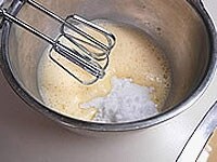 ボウルに卵を割りほぐし、砂糖を3回くらいに分けて加え、もったりとするまで泡だて器で混ぜ合わせます。<br />
