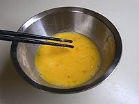 卵は泡立てるようにかき混ぜるのでなく、箸で持ち上げ白身を切るように割りほぐし、かき混ぜます。<br />