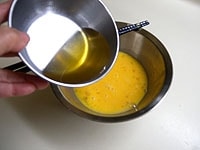 だし汁に、料理酒、砂糖、塩、醤油を合わせ、1の卵液に加え混ぜ合わせます。<br />