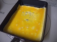 卵焼き器は油を薄くぬり、中火で熱しておきます。卵液は3回くらいに分けて焼いていきます。まずは1/3の卵液を流し入れます。<br />