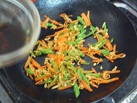 フライパンに油をひき、<b>【1】</b>の野菜を中火で2分炒めます。火が通ったところで醤油とみりんを加えて弱火で1分炒めます。<br />
<br />
炒めた野菜はバットなどに広げて冷ましておきます。<br />