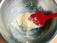 ボウルにバターを入れ、ゴムべらでクリーム状になるまでよく練り混ぜます。<br />