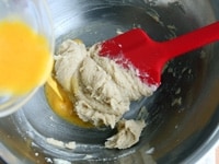 きび砂糖を加えてゴムべらで練り混ぜます。ときほぐした卵を加えて、さらによく混ぜます。<br />