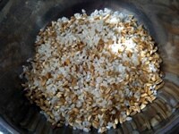 米とスペルト小麦は洗って、水気を切っておく。ホワイトアスパラガスは、筋をピーラーでむいて、大きめにスライスしておく。<br />