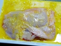 鶏肉に塩こしょうし、小麦粉をはたき、溶き卵にくぐらせる。