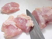 鶏肉はサッと洗って水けをふき取り、一口大のそぎ切りにする。<br />