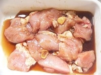 バットに鶏肉、酒、醤油、砂糖、生姜を入れて軽くもみ、10分ほどつける。<br />