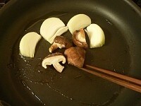 フライパンを熱して薄く油をひき、玉ねぎと椎茸を焼く。玉ねぎは切り口をよく焼いて焦げ色をつける。<br />
<br />