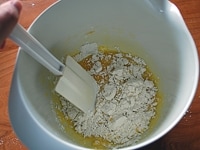 溶かしバター、温めておいたレモン汁と皮、はちみつを加えてよく混ぜます。<br />
<br />
ふるった小麦粉とベーキングパウダーを加え、ゴムベラで粉っぽさがなくなるまで、さっくりと混ぜ合わせます。<br />
<br />