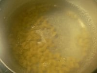 鍋に湯を沸かし塩少々（分量外）を加え、マカロニを入れて少し柔らかめにゆでる。<br />