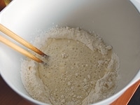 小麦粉をざるなどでふるいます。そこへだし汁を少しずつ加え、箸でかき混ぜます。<br />
<br />
青ねぎを加えて、軽く混ぜ合わせます。<br />
<br />
