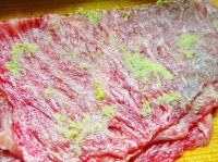 薄切り肉にわさびを塗り、もう一枚肉を重ね、さらに表面にわさびを塗る