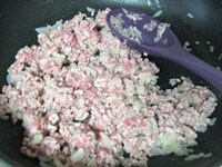 フライパンに油を敷き、玉ねぎ、にんにく、挽き肉を炒めます。<br />