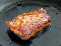 フライパンに牛脂を入れて中火にかけ、溶けてきたらサラダ油を足し、肉を入れる。両面を焼く。