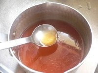 鍋に甘酢あんの材料（片栗粉とごま油以外）を入れて煮立て、水溶き片栗粉でとろみをつけ、ごま油を加える。<br />
<br />