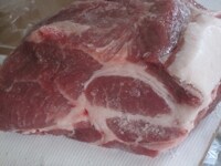 冷蔵庫から出した豚肩ロースのブロック肉に、塩をまんべんなくすりこみ、常温に戻るまでおく。<br />