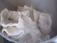 鍋にお湯を沸かし、豚バラ薄切り肉を茹でる。ボールに入れ、塩ひとつまみをふって軽く混ぜ合わせる。<br />
