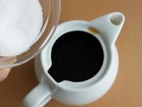 熱いコーヒー液にグラニュー糖を加え、混ぜます。<br />