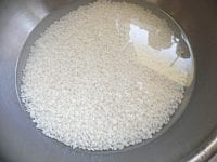もち米はといで、2時間～1晩、水に浸けておく。<br />