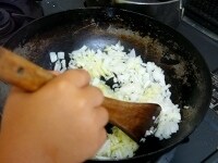 フライパンににんにくを入れて弱めの中火にかけ、香りが出たら、ベーコン、玉ねぎを入れて炒める。