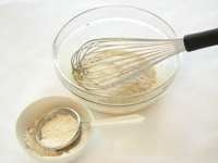 小麦粉とベーキングパウダーを茶こしなどでふるい入れ、粉っぽさがなくなるまで混ぜる。<br />
