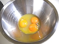 ボウルに卵黄、オレンジ果汁、グラニュー糖を入れ、35度の湯煎にかけながら、もったりするまで充分泡立てます。<br />