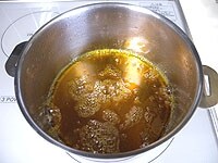 鍋にグラニュー糖と水を入れ、中火でかき混ぜます。泡立ち色づいたら、ゆるめのキャラメルソースをつくります。そこにオレンジ果汁、クワントロを少しずつ加え混ぜ合わせます。すりおろしたオレンジ皮も加え、火を止めます。<br />