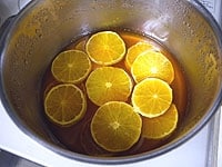 1にスライスしたオレンジをソースに漬け込みます。<br />