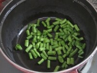 インゲン豆を1～2センチ幅に切り、フタのできる鍋に入れ、塩ひとつまみを加える。<br />