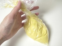 卵液をビニール袋の中に入れます。 粉と卵液がしっかり混ざるよう、袋の上からよく揉みます。