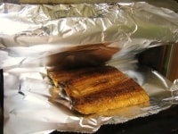 うなぎのかば焼きをオーブントースターか魚焼きグリルで5分程加熱します。<br />