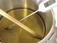 揚げ油を鍋底から3～5センチの高さに入れ、160度（低温）に加熱します。