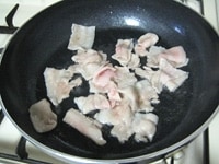 ごま油で豚肉を炒め、塩コショウをふる