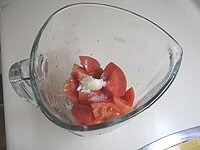 ブレンダーに、トマト、ニンニク、塩を入れジュースにします。<br />