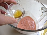 2に蜂蜜、酢、オリーブオイルを加え、スイッチを入れて混ぜ合わせます。<br />