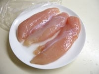 鶏ささみ肉は筋をとり、フォークで全体に軽く穴を開けます。塩小さじ1/4と酒小さじ2を振りかけておきます。<br />
