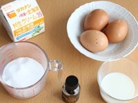 卵を卵黄と卵白に分けておきます。生クリームと泡立て器、ボウルをよく冷やしておきます。<br />