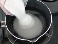 鍋に水とグラニュー糖を入れ、中火で加熱する。完全にグラニュー糖がとけて、沸騰しておおきな泡が出てきたら火を止める。<br />