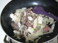 鍋にごま油を入れ、中火で牛肉、ごぼう、きのこ、長ねぎをさっと炒めます。