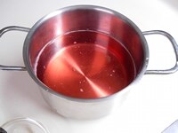 鍋に色が付いたシロップにゼラチンを入れ火にかけ溶かします。冷まして粗熱をとります。