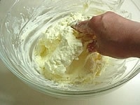 ボウルにクリームチーズ、サワークリーム、マスカルポーネ、バター、ヴァニラビーンズを入れへらで練り合わせます。グラニュー糖も加えさらによく混ぜ合わせます（あわせる量が多い時は清潔な手で潰しながら混ぜ合わせ、グラニュー糖を加えへらでよく混ぜ合わせると簡単です）。