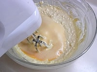 溶きほぐした卵を2～3回に分けて加え、ハンドミキサーでよく混ぜ合わせます。