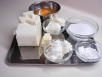 無塩バターは常温で柔らかくもどし、クリームチーズは2cmほどに切り分けボウルに入れて常温で柔らかくします。<br />
グラニュー糖、コーンスターチは振っておきます。<br />
全卵はよく溶きほぐしておきます。